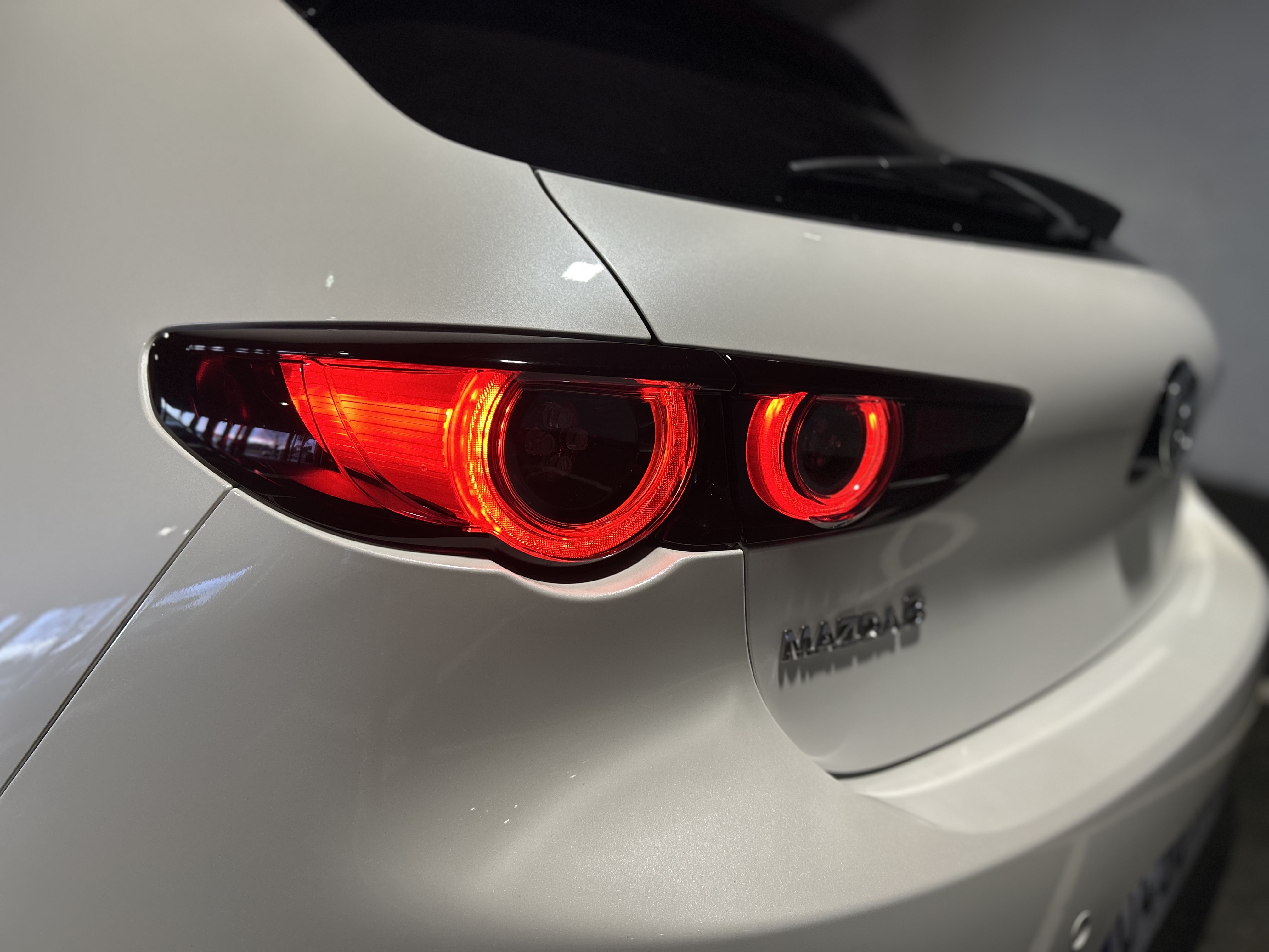 Mazda 3 2.0 Skyactiv-X 180 CV · Acabado LUXURY